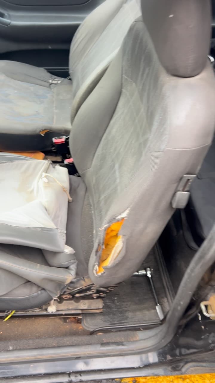 Antes: banco de carro com tecido cinza gasto e rasgado na lateral, com a espuma aparecendo